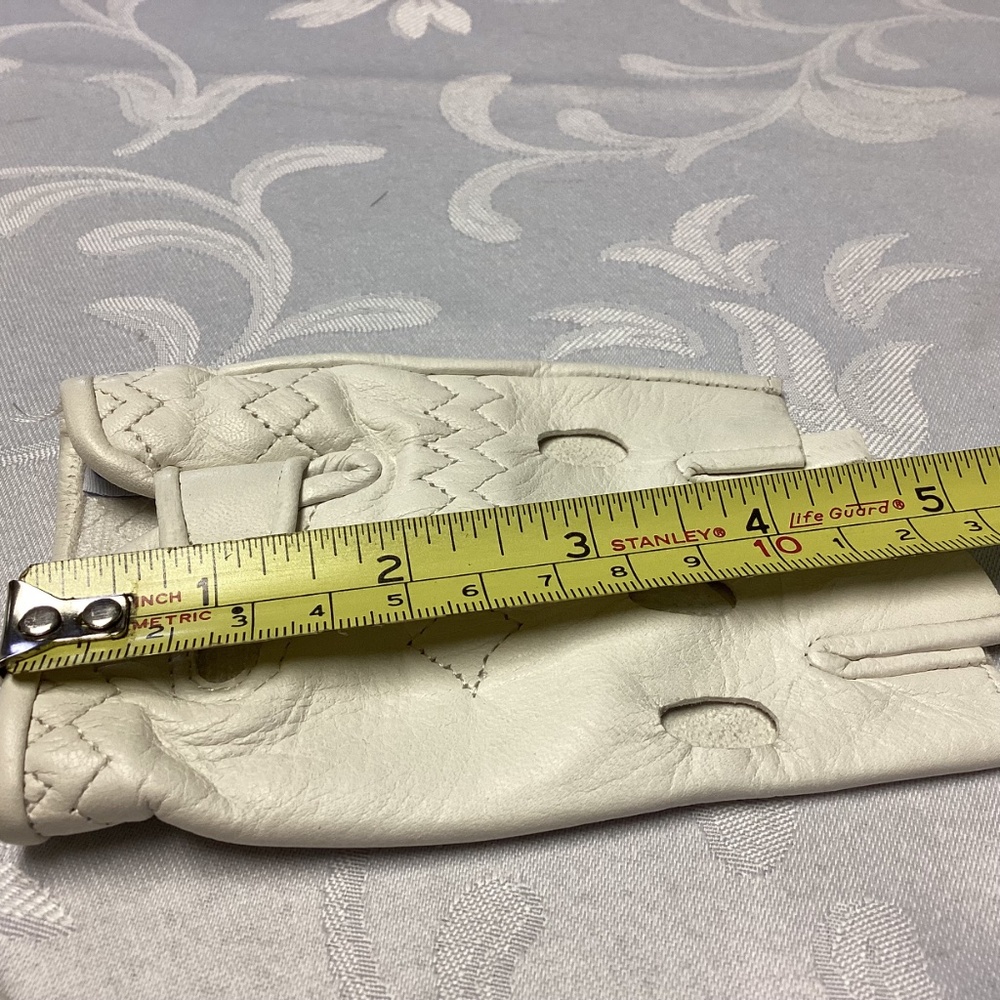 Elegant Cream Leather Fingerless Gloves - Picture 8 of 8
